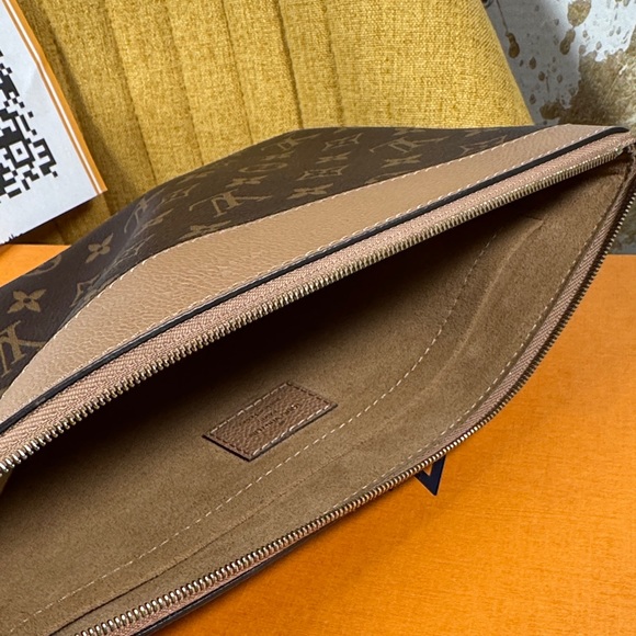LOUIS VUITTON
Monogram Daily Pouch Sesame - Picture 11 of 16